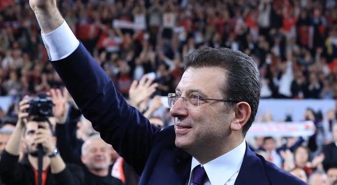 Истанбулскиот градоначалник се соочува со 2.430 години затвор за корупција