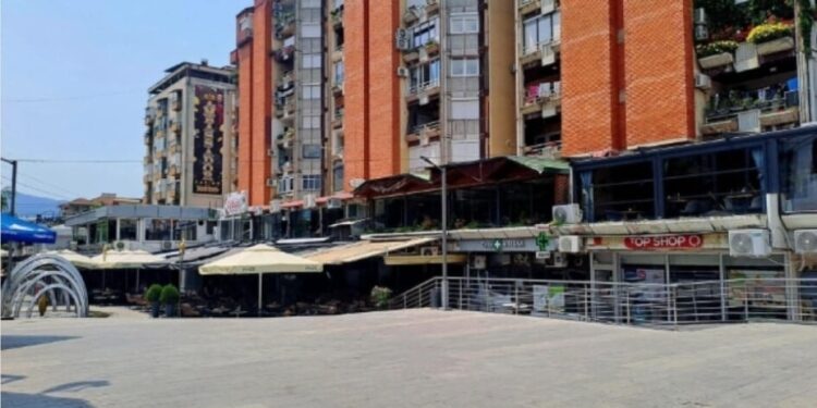 Угостителите во Кочани ги расчистуваат терасите од јавниот простор во Трговскиот центар