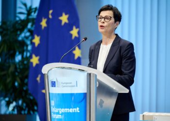 ЕПП бара сослушување на комесарката Кос поради обвинувања за соработка со тајната полиција на Југославија