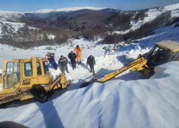 Силни снежни врнежи го блокираа патот кон Галичник: Надлежните апелираат за внимателност