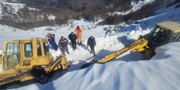 Силни снежни врнежи го блокираа патот кон Галичник: Надлежните апелираат за внимателност