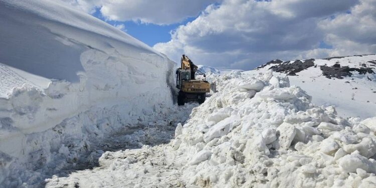 Патот до Галичник пробиен, но внимателно поради остатоци од снег и одрони