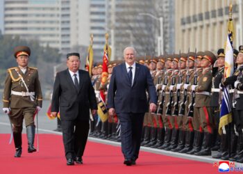 Лукашенко во Северна Кореја пречекан со воена парада и артилериски поздрав