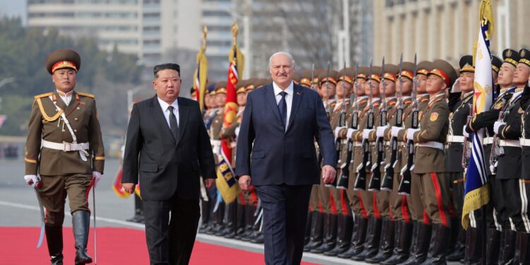 Лукашенко во Северна Кореја пречекан со воена парада и артилериски поздрав