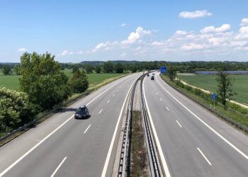 Поради една грешка, илјадници возачи свртеа од автопатот во Германија, што предизвика сообраќаен хаос