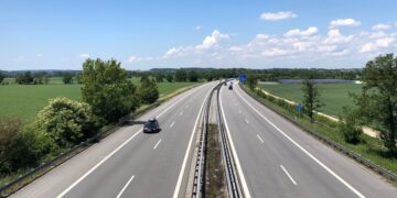 Поради една грешка, илјадници возачи свртеа од автопатот во Германија, што предизвика сообраќаен хаос