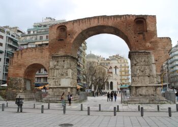 Урнат ѕидот со графити до Tриумфалната Порта на Галериус во Солун