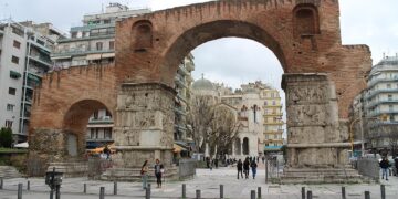 Урнат ѕидот со графити до Tриумфалната Порта на Галериус во Солун