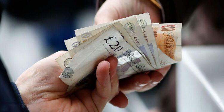 ЛАЖЕН ПОЛИЦАЕЦ ГО “ИЗГОРЕЛ” СКОПЈАНЕЦ – Изгубил 40 000 евра, па измамникот му оддзел уште 3500 евра