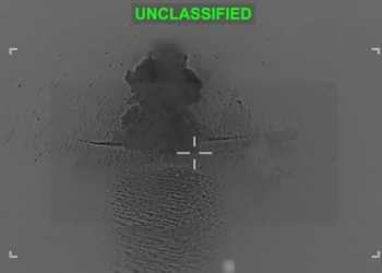 Американците објавија снимка од уништувањето на ирански носач на дронови: „Ја потопуваме целата иранска воена морнарица“