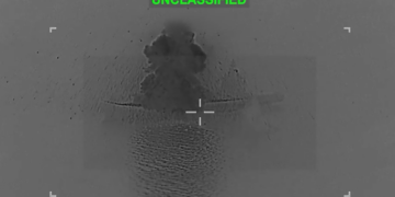 Американците објавија снимка од уништувањето на ирански носач на дронови: „Ја потопуваме целата иранска воена морнарица“