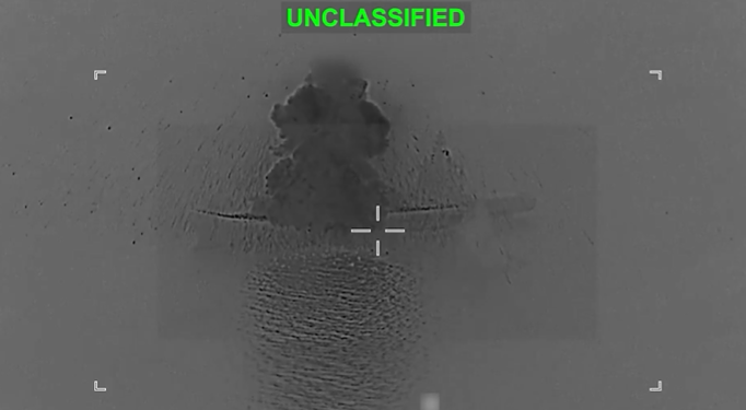 Американците објавија снимка од уништувањето на ирански носач на дронови: „Ја потопуваме целата иранска воена морнарица“