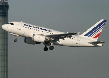 Франција се обидела да ги евакуира своите граѓани од ОАЕ, но авионoт морал да се врати поради напад