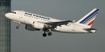 Франција се обидела да ги евакуира своите граѓани од ОАЕ, но авионoт морал да се врати поради напад