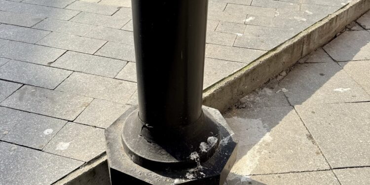 Евроамбасадорот пеш низ Скопје: Столб за светилка што „игнорира гравитација“