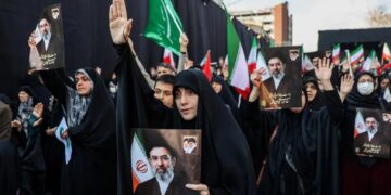 Иранците маршираат за поддршка на Моџтаба Хамнеи, новиот врховен водач