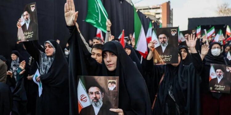 Иранците маршираат за поддршка на Моџтаба Хамнеи, новиот врховен водач