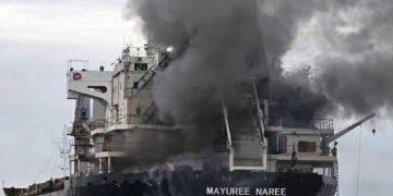 Три бродови погодени со ракети во Ормускиот Теснец: Екипажите безбедни, еден брод се запали