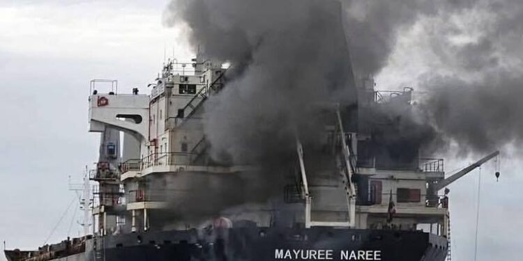 Три бродови погодени со ракети во Ормускиот Теснец: Екипажите безбедни, еден брод се запали