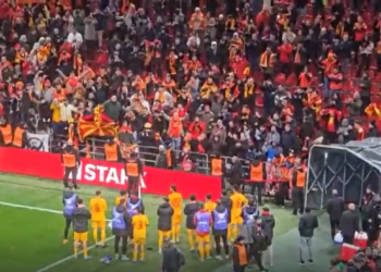 Капитенот Барди со лидерски потег: Ги врати фудбалерите да им се заблагодарат на навивачите (ВИДЕО)