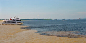 Природен спектакл во Бразил: Кога Црната река и реката Амазон течат една покрај друга