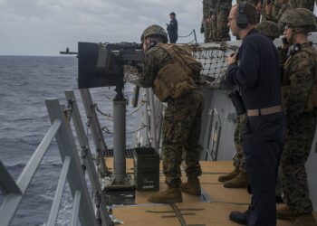 Американската војска уништи десет неактивни пловила за мини во Ормускиот теснец