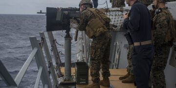 Американската војска уништи десет неактивни пловила за мини во Ормускиот теснец