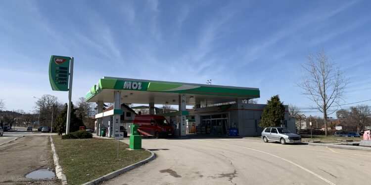 Ограничување на точење гориво за автомобили и камиони на бензинските пумпи на MOL и Shell во Словенија