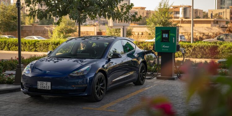 Глобалниот скок на цените на бензинот го разбуди интересот за електрични возила, но продажбата останува намалена