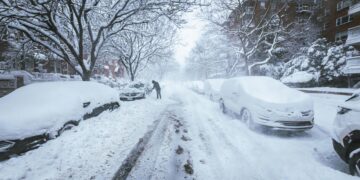 Автобус удри во карпа во Хрватска: Сообраќајен хаос поради снежни врнежи