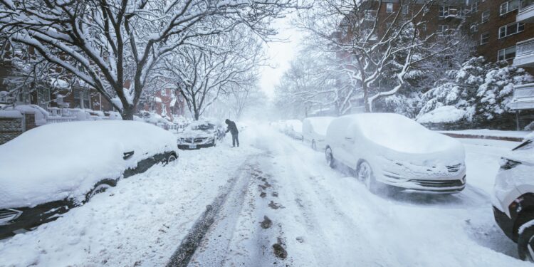 Автобус удри во карпа во Хрватска: Сообраќајен хаос поради снежни врнежи