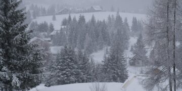 Циклонски удар на Балканот: Снегови до половина метар