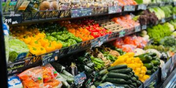 Засилени контроли на АХВ пред Велигден: Целосен надзор на храната на пазарите и маркетите