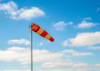 Црвена тревога во Словенија: Ветрови над 140 км/ч предизвикуваат штети