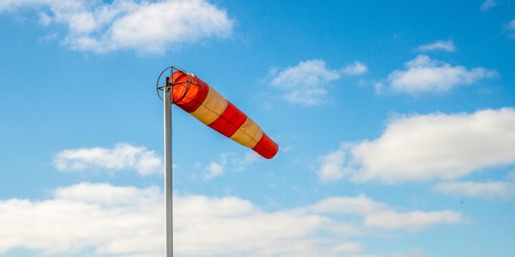 Црвена тревога во Словенија: Ветрови над 140 км/ч предизвикуваат штети