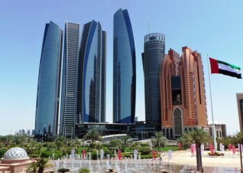 ОАЕ го продолжуваат бесплатното сместување за туристи заглавени поради откажаните летови