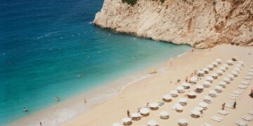 Туристичките резервации за источниот Медитеран паѓаат поради конфликтот во Иран