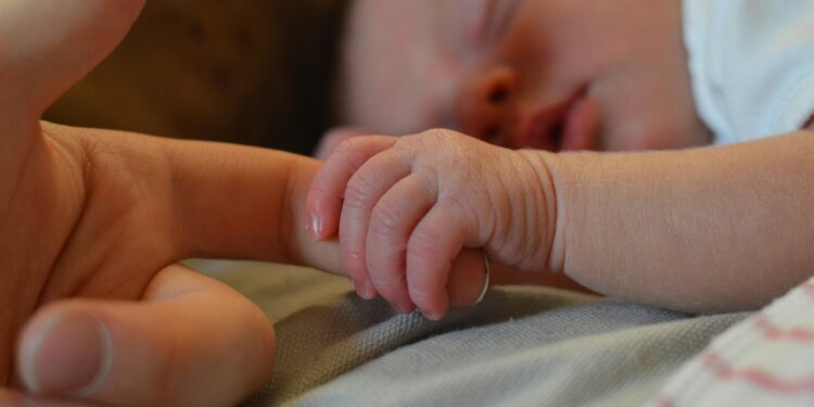 Македонија бележи рекордно низок број новородени: Само 16.061 дете во 2024 година