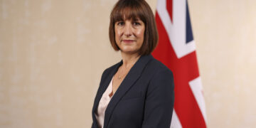 Британија предлага Г-7 забрзано да интегрира обновливи извори на чиста енергија