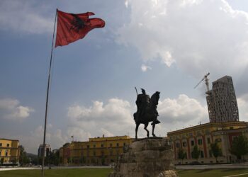 Тензии во Тирана: Демонстранти фрлаа молотови коктели врз државни институции