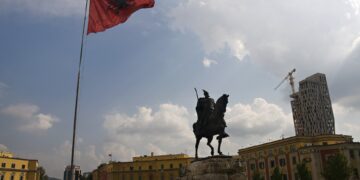 Тензии во Тирана: Демонстранти фрлаа молотови коктели врз државни институции