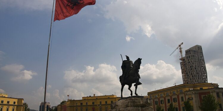 Тензии во Тирана: Демонстранти фрлаа молотови коктели врз државни институции