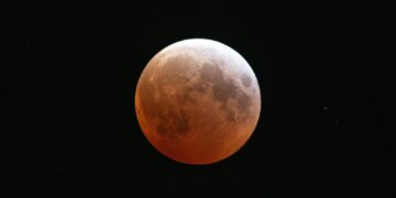 Зошто Месечината ќе свети во црвено? Редок астрономски феномен вечерва