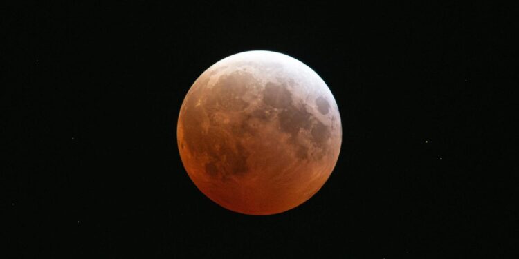 Зошто Месечината ќе свети во црвено? Редок астрономски феномен вечерва