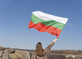 Историјата и фолклорот го зајакнуваат чувството на припадност кај Бугарите: Православието со слабо влијание