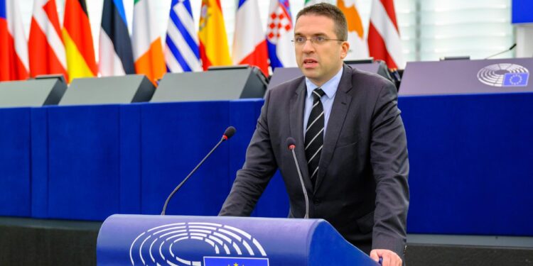 Хрватски европратеник повикува на построг пристап на ЕУ кон Србија и запирање на финансиска поддршка