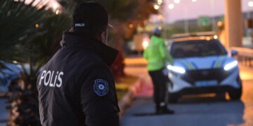 Седум загинати во судир на минибус и мешалка за бетон во Турција