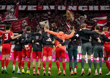 ХАОС ВО МИНХЕН: Навивачи на Баерн предизвикаа инцидент, УЕФА „удри“ казна од 90.000 евра