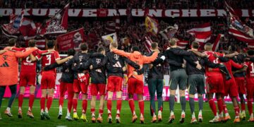 ХАОС ВО МИНХЕН: Навивачи на Баерн предизвикаа инцидент, УЕФА „удри“ казна од 90.000 евра