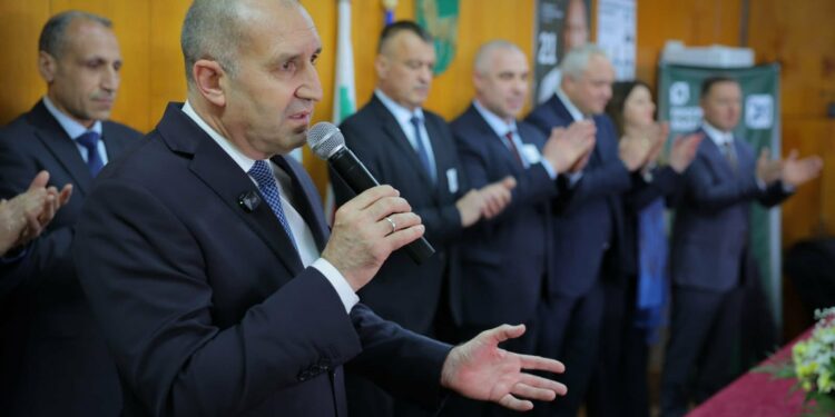 Радев освои 45% од гласовите на изборите во Бугарија